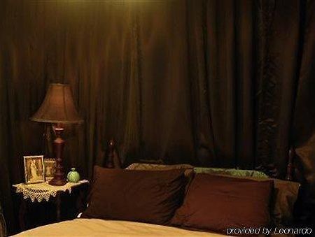 Plum Grove Inn Iowa City Bilik gambar