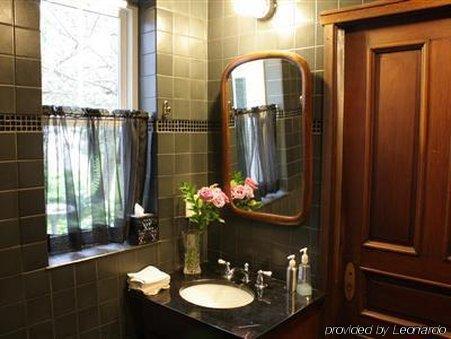 Plum Grove Inn Iowa City Bilik gambar