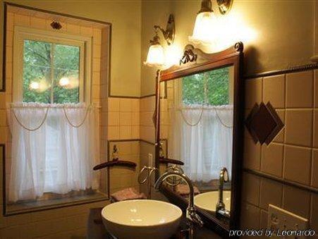 Plum Grove Inn Iowa City Bilik gambar