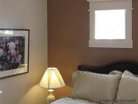 Plum Grove Inn Iowa City Bilik gambar